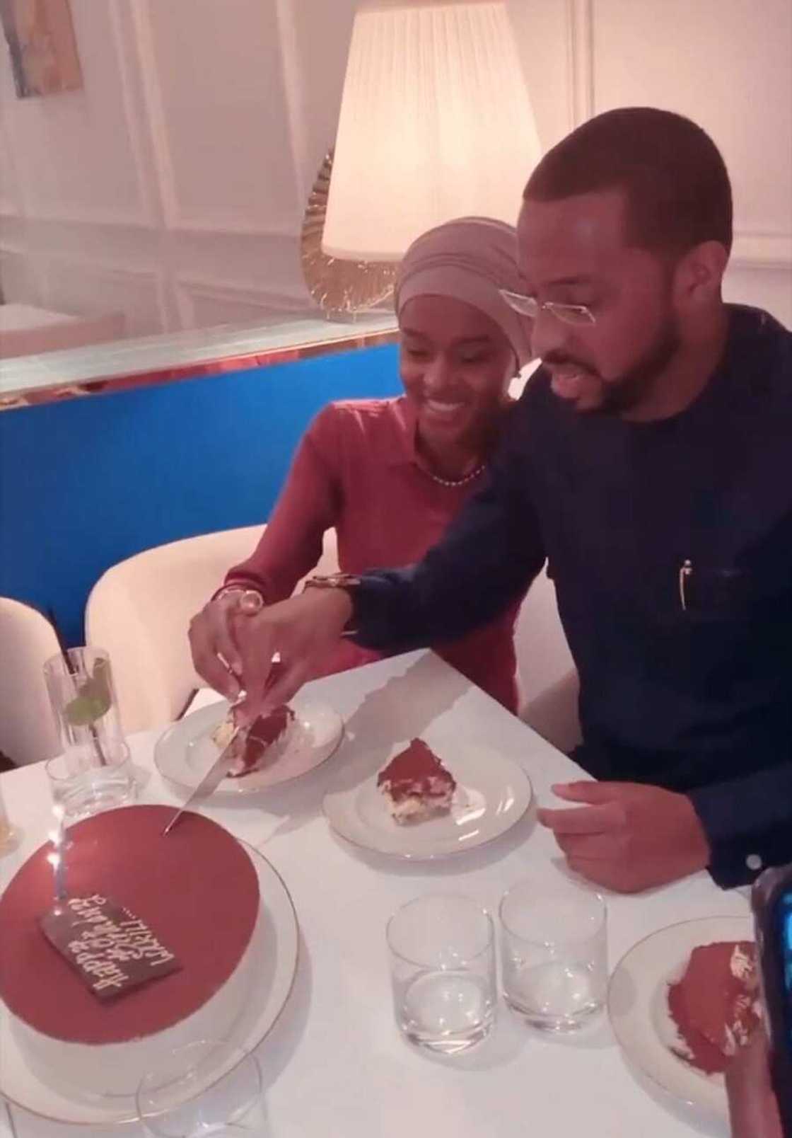 Hanan Buhari tare da mijinta Turad sun tafi Dubai don bikin zagayowar ranar haihuwarsa (Hotuna) Hanan Buhari tare da mijinta Turad sun tafi Dubai don bikin zagayowar ranar haihuwarsa (Hotuna)