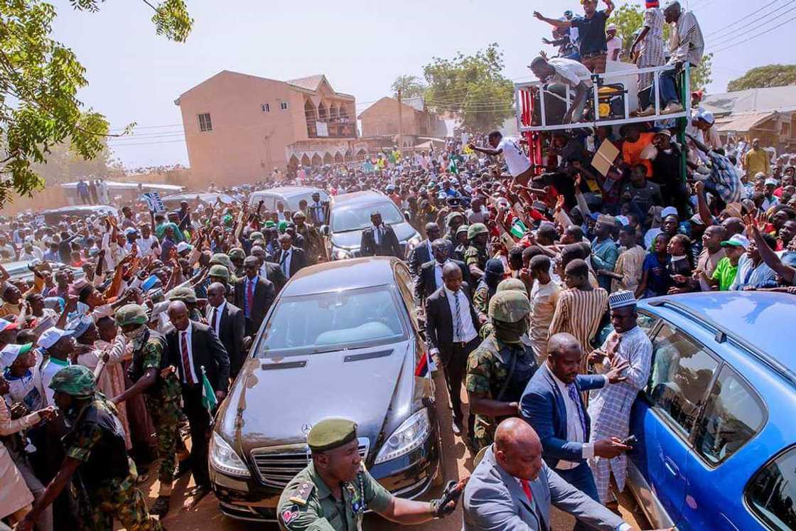 Labarin hotunan yadda Sakkwatawa Shehu suka tarbi Buhari a filin Giginya Labarin hotunan yadda Sakkwatawa Shehu suka tarbi Buhari a filin Giginya