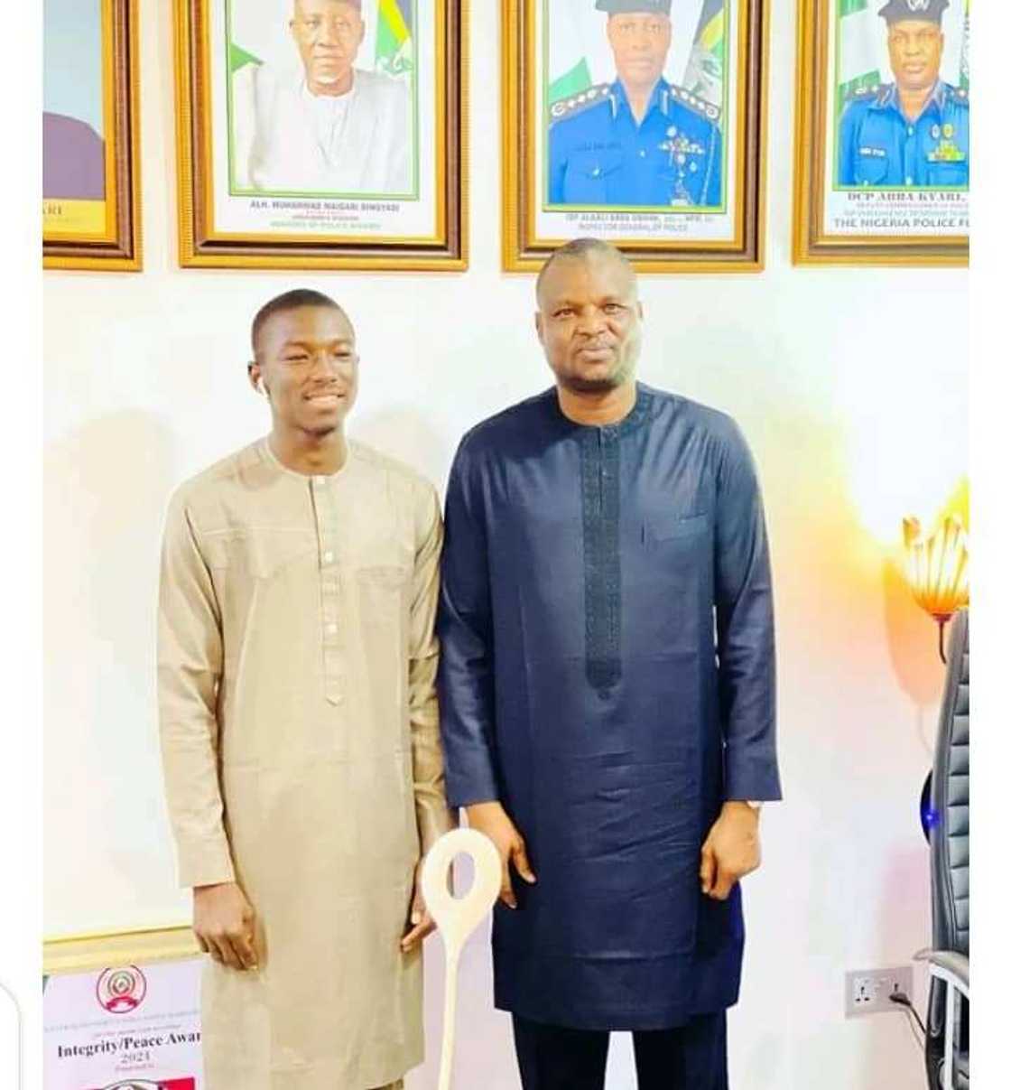 Hotunan motoci da suturun alfarma da kanin Abba Kyari ke fantamawa ciki Hotunan motoci da suturun alfarma da kanin Abba Kyari ke fantamawa ciki