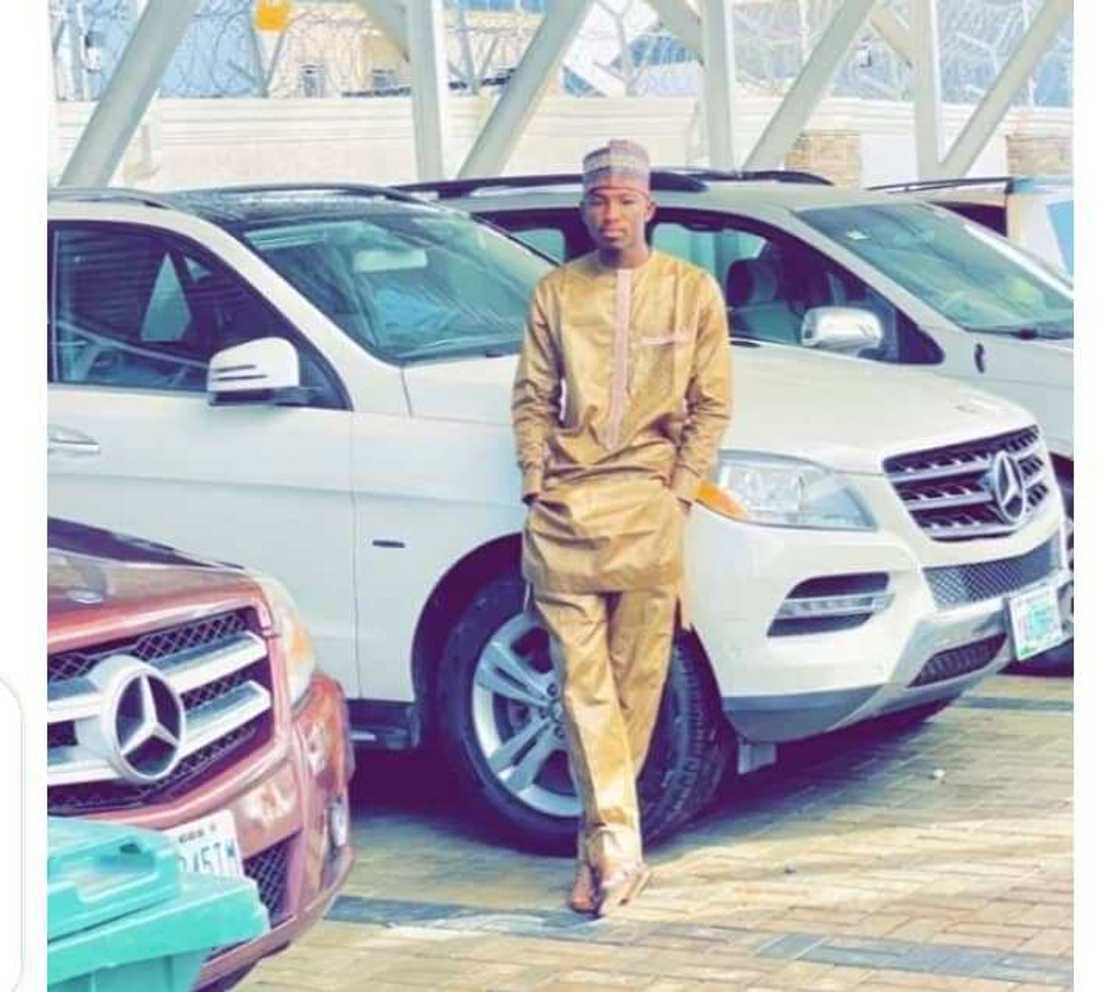 Hotunan motoci da suturun alfarma da kanin Abba Kyari ke fantamawa ciki Hotunan motoci da suturun alfarma da kanin Abba Kyari ke fantamawa ciki