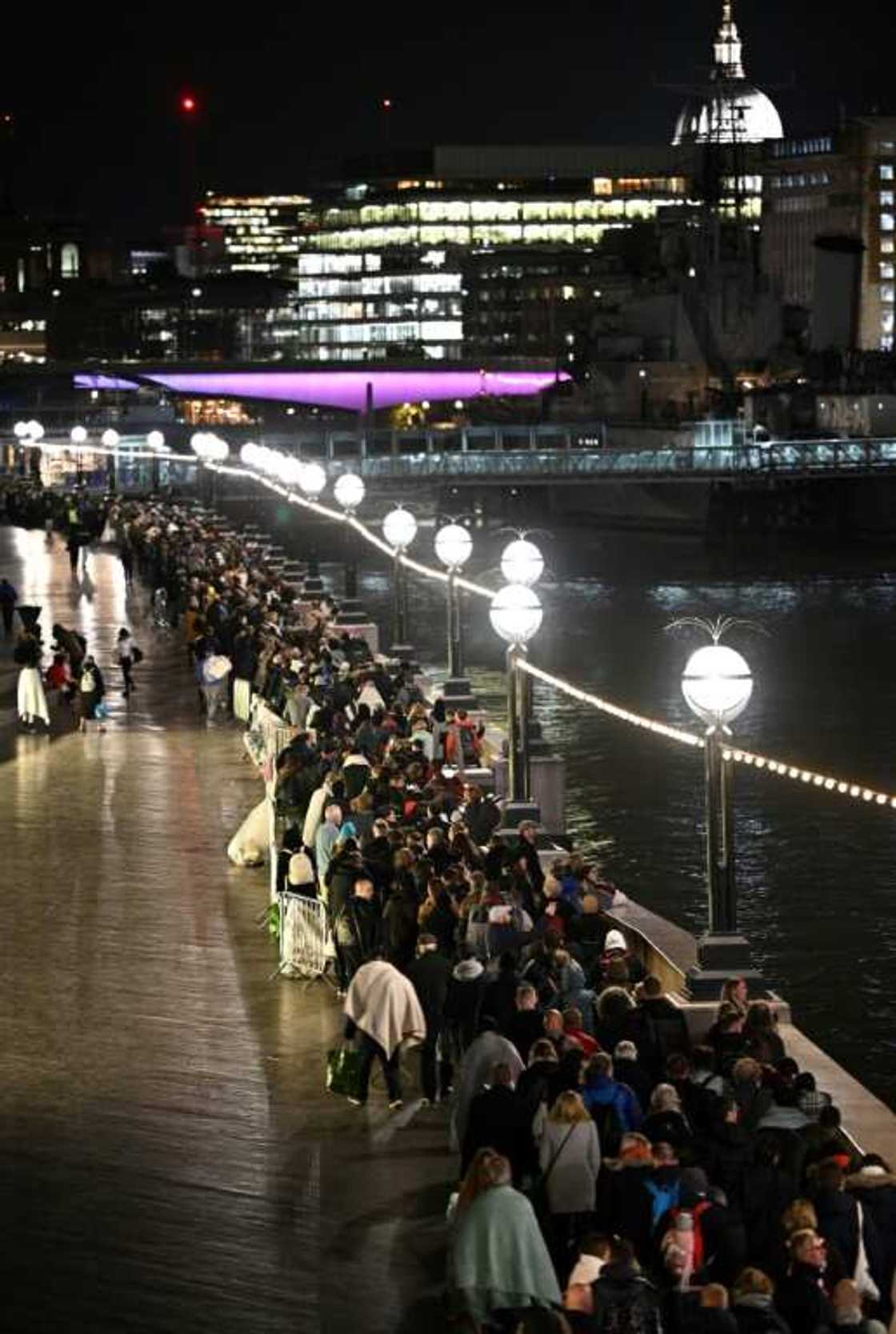 Mourners have been queuing through the night, with some handed blankets by volunteers against the London chill Mourners have been queuing through the night, with some handed blankets by volunteers against the London chill