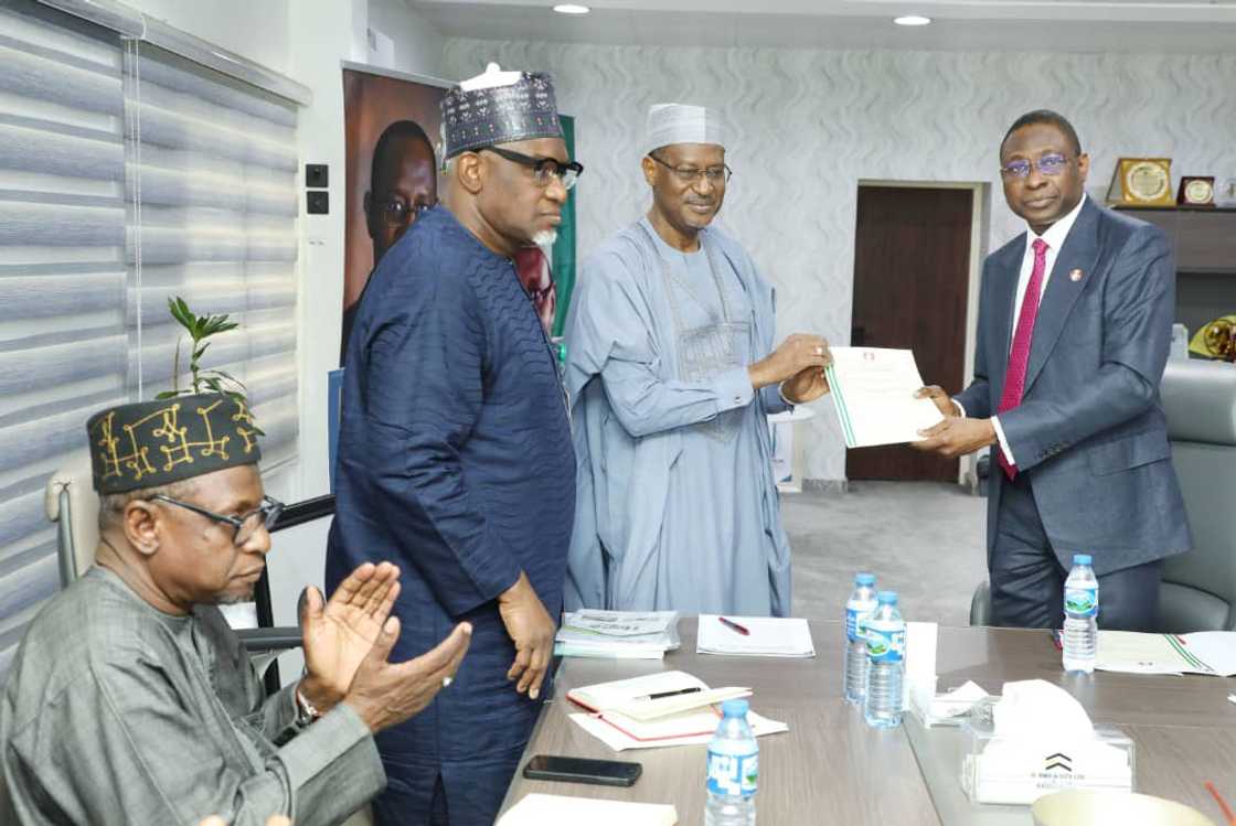 EFCC ta mika takardun gidae 753 da ta kwato daga tsohon gwamnan CBN, Godwin Emiefele EFCC ta mika takardun gidae 753 da ta kwato daga tsohon gwamnan CBN, Godwin Emiefele