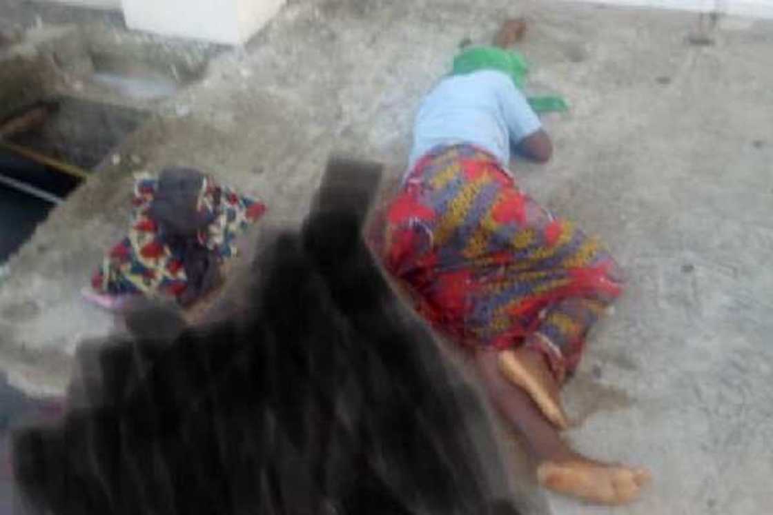 Yadda wata mata ta haihu a titin jihar Legas (Hotuna) Yadda wata mata ta haihu a titin jihar Legas (Hotuna)