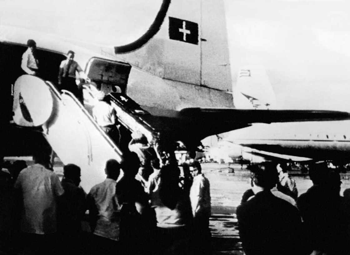 The coffin of Major Rudolf Anderson Jr., the sole casualty of the Cuban Missile Crisis, is lifted in a Swiss plane, on Havana's airport, 06 November 1962 The coffin of Major Rudolf Anderson Jr., the sole casualty of the Cuban Missile Crisis, is lifted in a Swiss plane, on Havana's airport, 06 November 1962