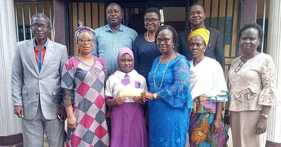 Student finds lost phone, reward, cash gift Student finds lost phone, reward, cash gift