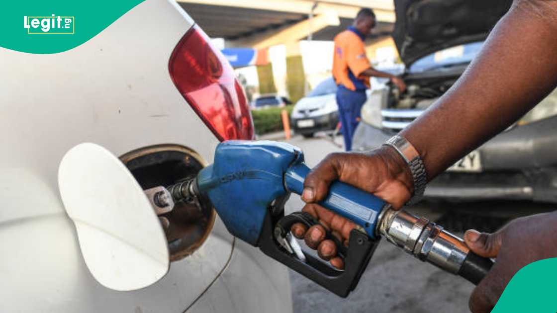 Ana zubawa wata mota man fetur Ana zubawa wata mota man fetur