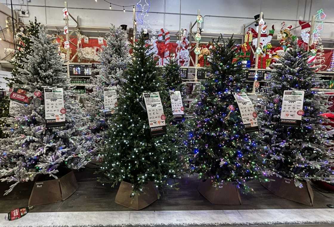 US consumer confidence is suffering, but Americans are expected to spend nearly $1,000 on holiday-related purchases in 2025, according to the Conference Board