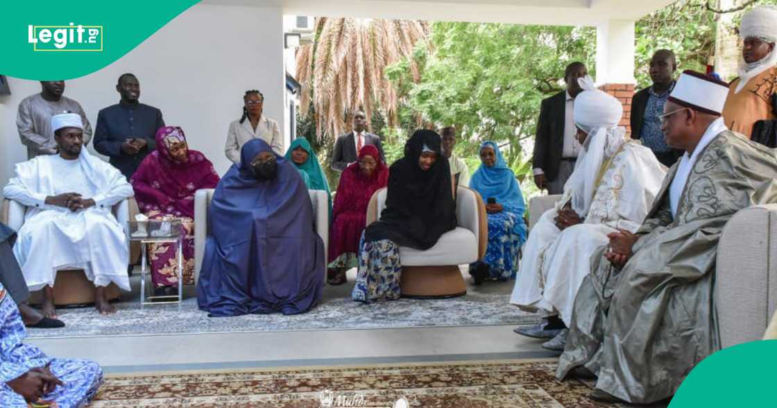 Sarkin Kano da tawagar Fulani. Sarkin Kano da tawagar Fulani.