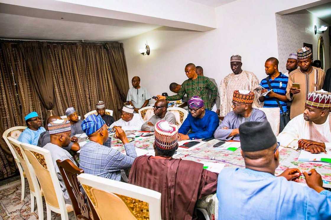 Zaben shugabannin majalisa: Gwamnonin APC sun yintaron gaggawa a Abuja (Hotuna) Zaben shugabannin majalisa: Gwamnonin APC sun yintaron gaggawa a Abuja (Hotuna)