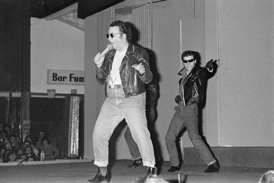 Coluche lors d'un spectacle avec des blagues d'humour noir Coluche lors d'un spectacle avec des blagues d'humour noir