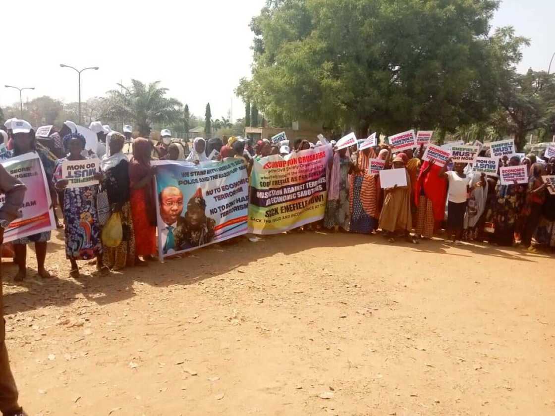 Central Bank of Nigeria, CBN, Godwin Emefiele, protest, Presidential Villa, Muhammadu Buhari Central Bank of Nigeria, CBN, Godwin Emefiele, protest, Presidential Villa, Muhammadu Buhari