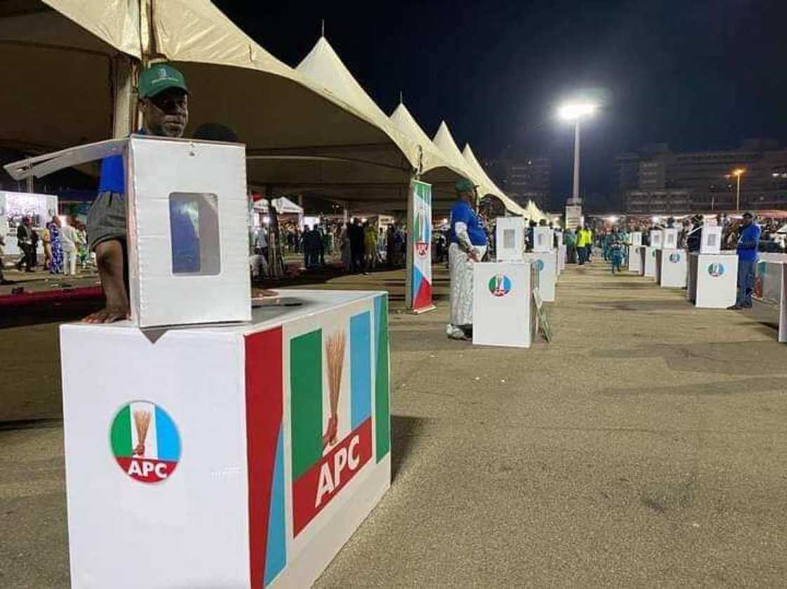 Akwatunan zaɓe a wurin taron APC. Akwatunan zaɓe a wurin taron APC.