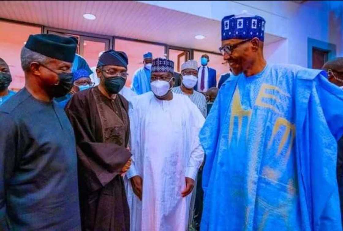 Hotuna: Buhari ya sake cire takunkumin fuska a cikin taro duk da gargadi kan Korona Hotuna: Buhari ya sake cire takunkumin fuska a cikin taro duk da gargadi kan Korona