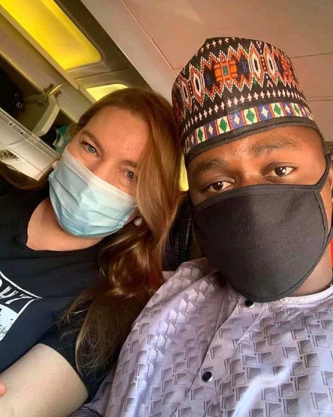 Hotunan ango Sulaiman Panshekara ya daga Amurka da dattijuwar baturiyar matarsa Hotunan ango Sulaiman Panshekara ya daga Amurka da dattijuwar baturiyar matarsa