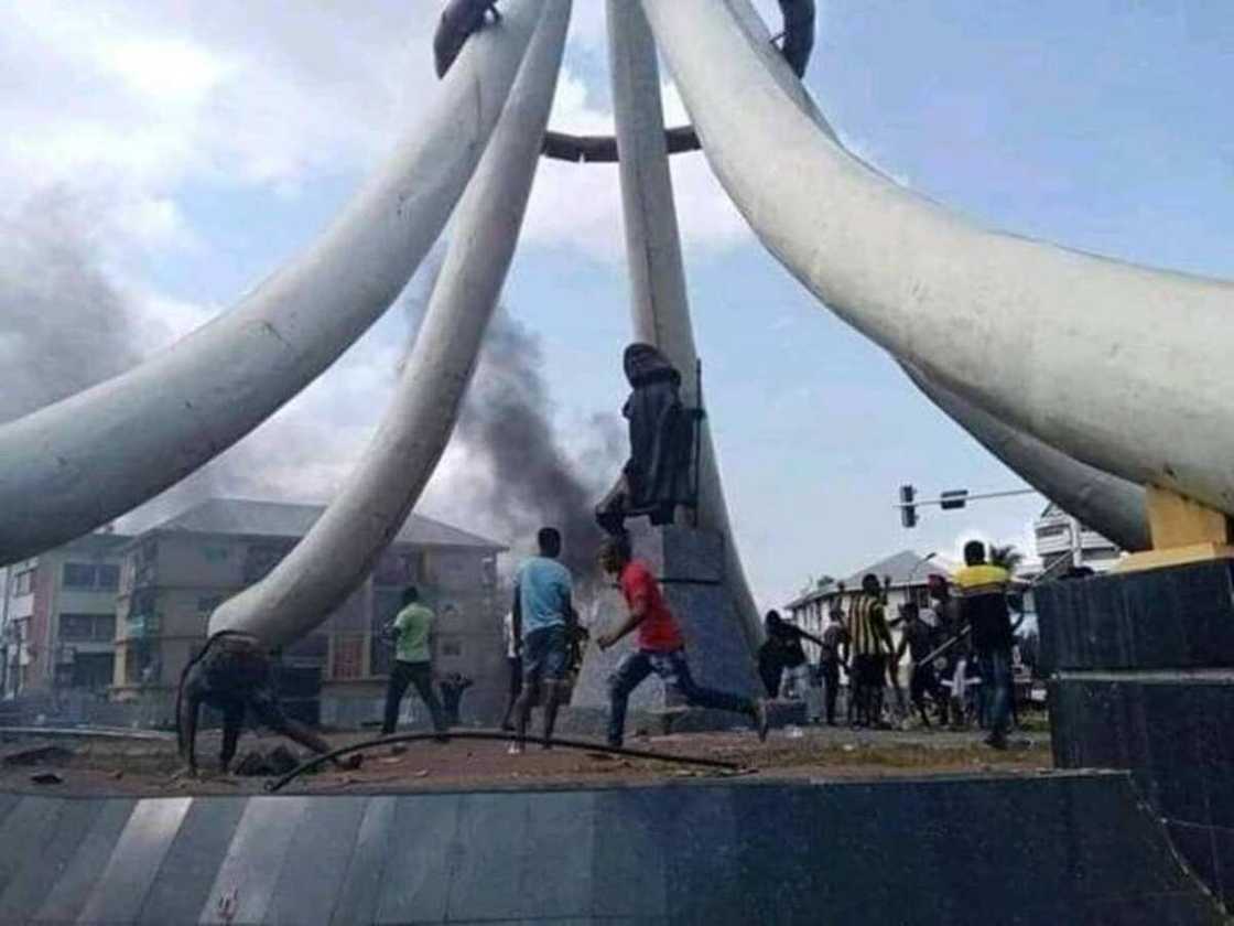 Shi ya jefa mu cikin halin da muka shiga: Masu zanga zanga sun rushe mutum mutumin Zik