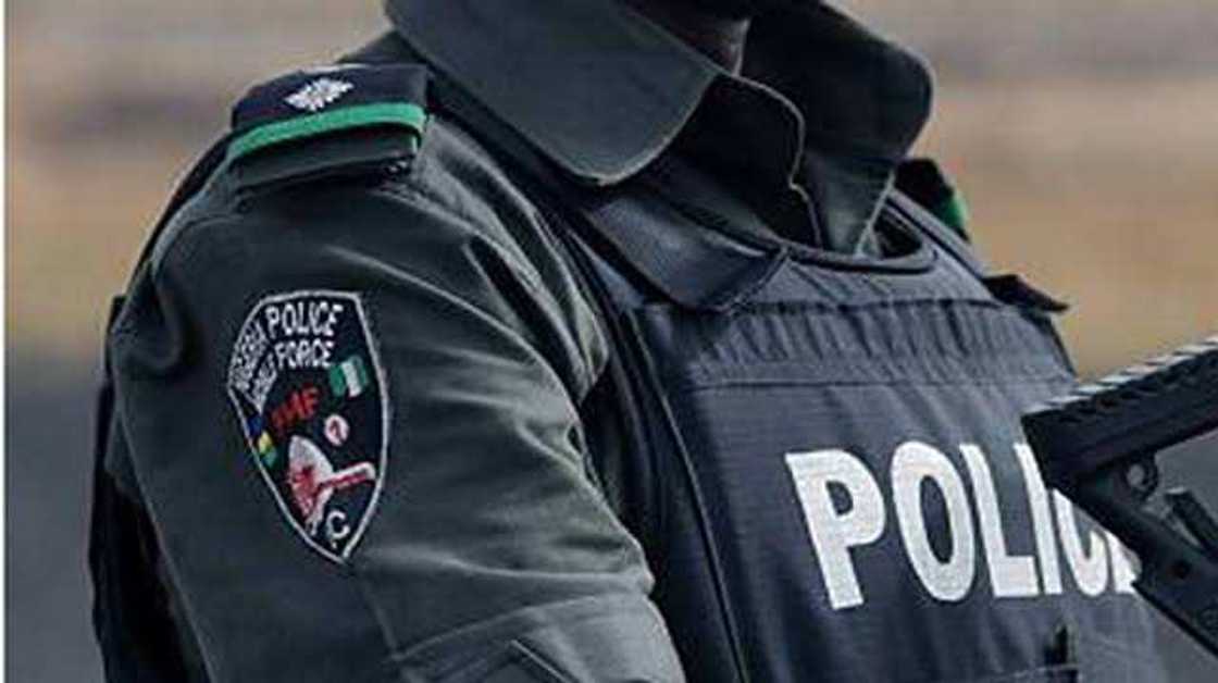 Bidiyon dan sanda ya na cin zarafin wata mata, ya na barazanar harbe ta Bidiyon dan sanda ya na cin zarafin wata mata, ya na barazanar harbe ta