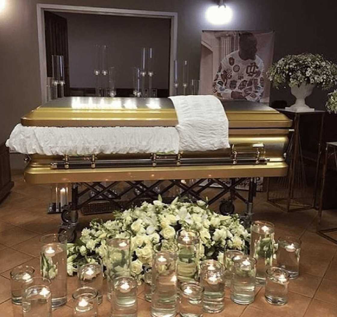 Hotunan akwatin gawa ƙirar 'Versace' da za a birne attajiri Ginimbi ciki Hotunan akwatin gawa ƙirar 'Versace' da za a birne attajiri Ginimbi ciki