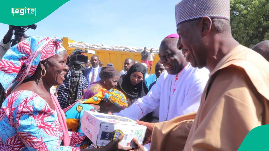 Gwamna Zulum ya raba kayan tallafi Gwamna Zulum ya raba kayan tallafi