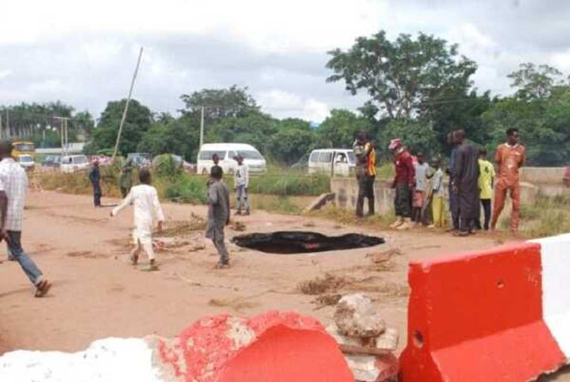 Katon rami ya rufta a tsakiyar hanyar Kaduna zuwa Zaria (Hotuna) Katon rami ya rufta a tsakiyar hanyar Kaduna zuwa Zaria (Hotuna)