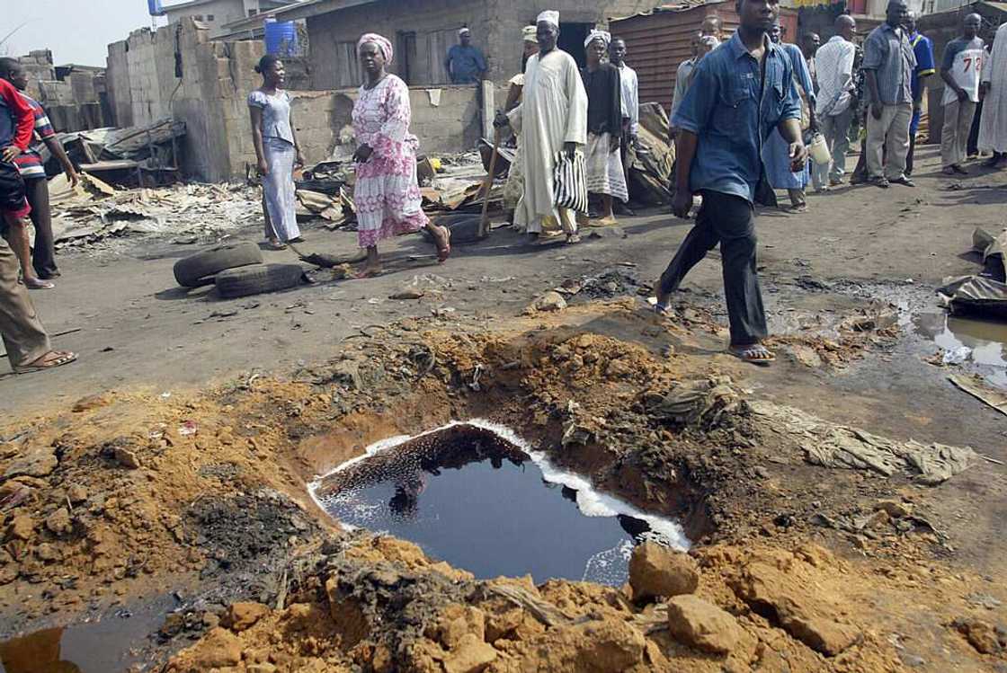Villagers, oil pipeline, Rivers State Villagers, oil pipeline, Rivers State