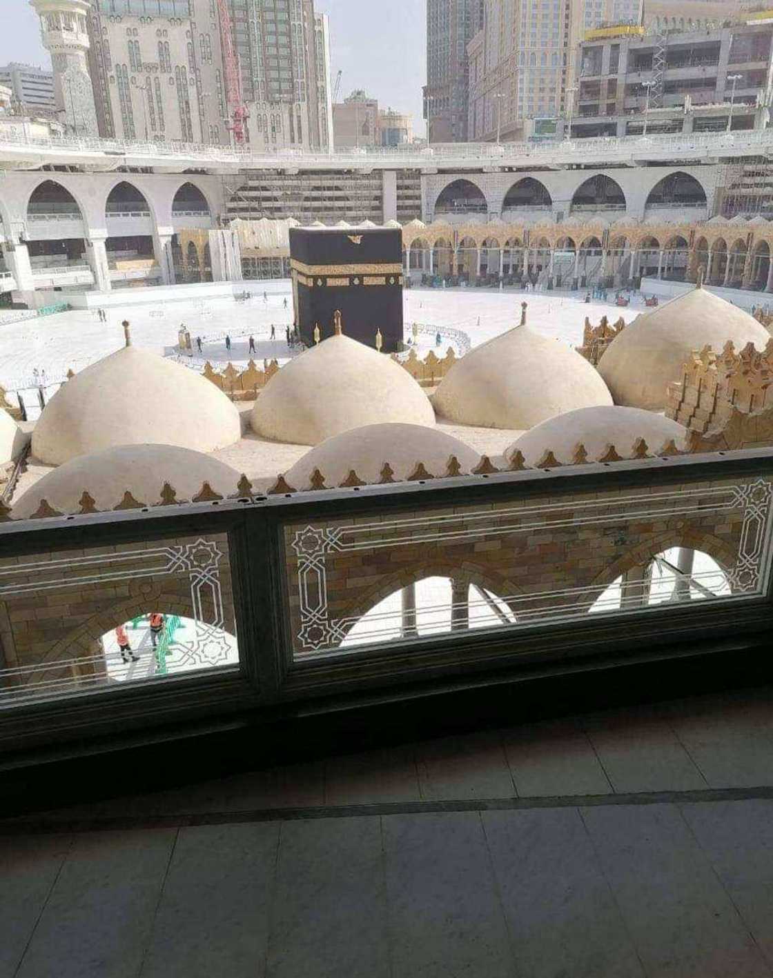 An kaddamar da feshi da tsaftace Masallacin Harama na musamman domin kawar da yaduwar cutar Corona (Hotuna da bidiyo) An kaddamar da feshi da tsaftace Masallacin Harama na musamman domin kawar da yaduwar cutar Corona (Hotuna da bidiyo)