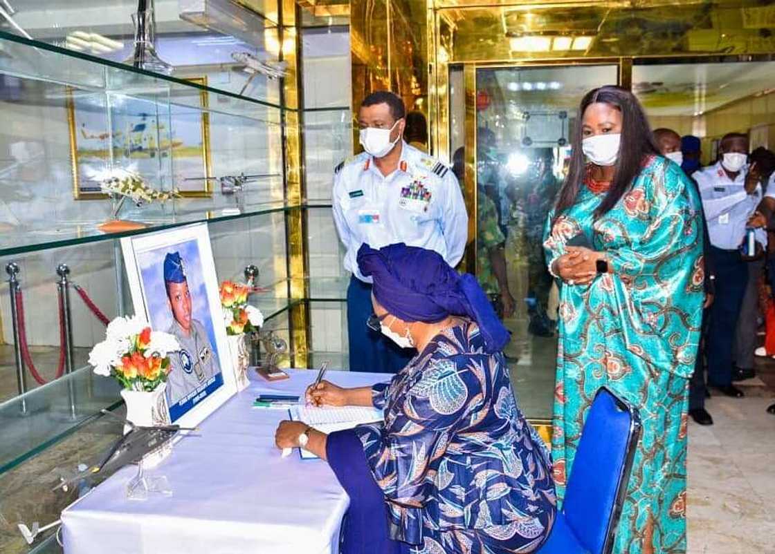 Da duminsa: Hukumar Sojin Sama ta bayyana ranar Jana'izar Tolulope Arotile (Hotuna) Da duminsa: Hukumar Sojin Sama ta bayyana ranar Jana'izar Tolulope Arotile (Hotuna)