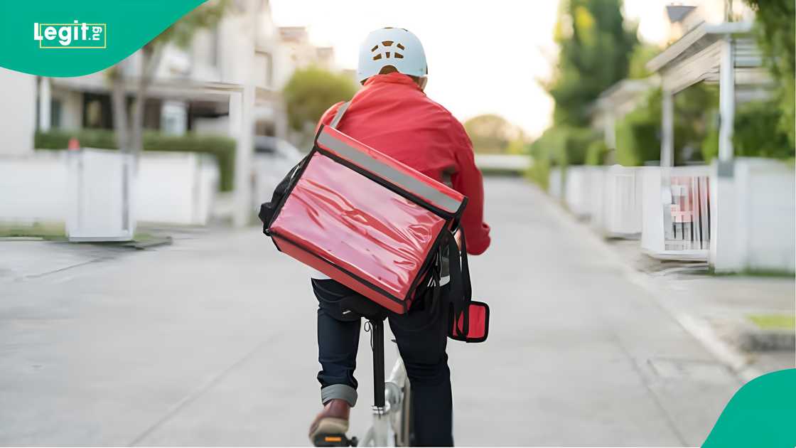 Dispatch riders support their colleague who just graduated from school. Dispatch riders support their colleague who just graduated from school.