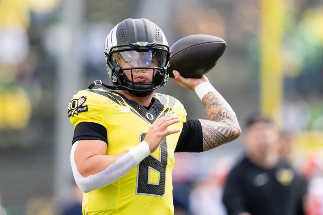 Quarterback Dillon Gabriel of the Oregon Ducks