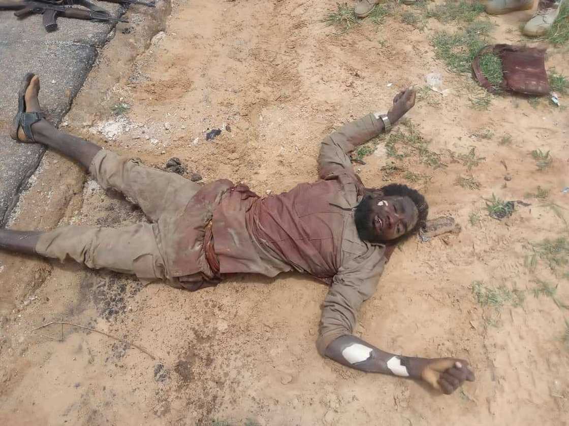 Yanzu-yanzu: Jaruman Sojin Najeriya sun ragargaji yan Boko Haram a Monguno (Hotuna) Yanzu-yanzu: Jaruman Sojin Najeriya sun ragargaji yan Boko Haram a Monguno (Hotuna)