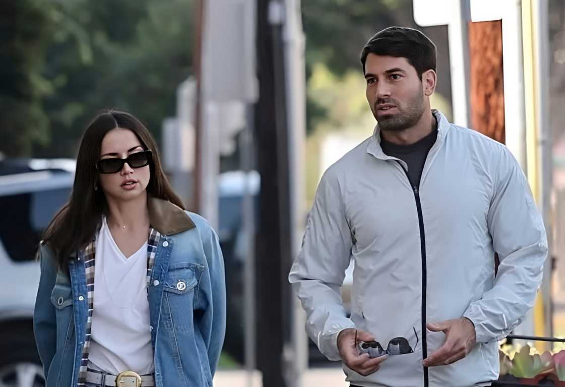 Ana de Armas walking alongside Marcelo Valente