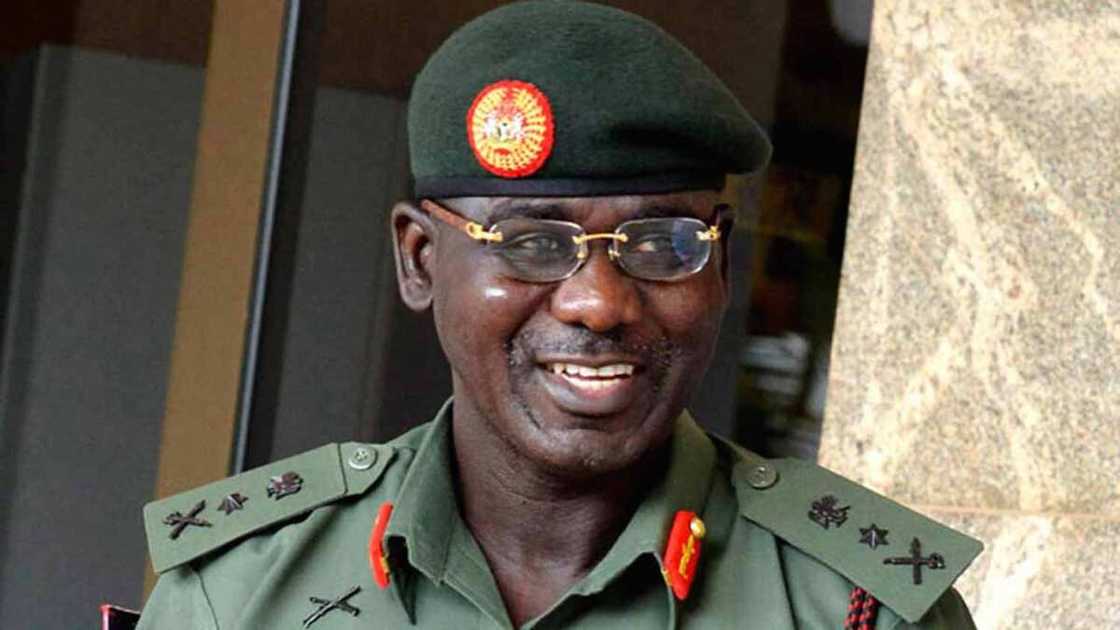 Shugabannin tsaro basu bai wa Buhari kunya ba - Buratai Shugabannin tsaro basu bai wa Buhari kunya ba - Buratai