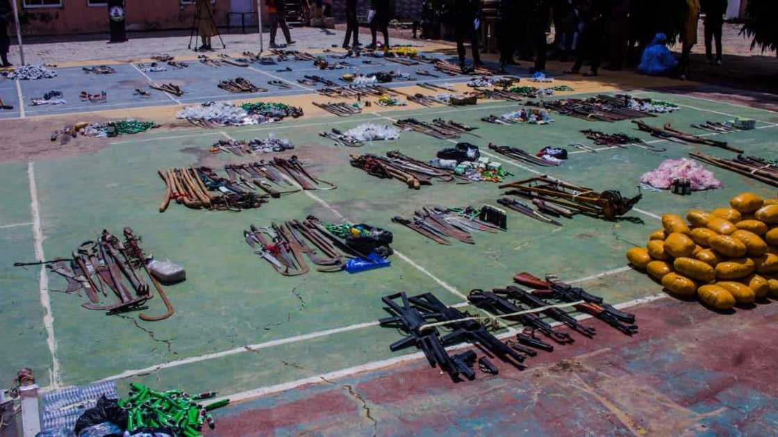 Wasu daga cikin makaman da aka kama a Kano Wasu daga cikin makaman da aka kama a Kano