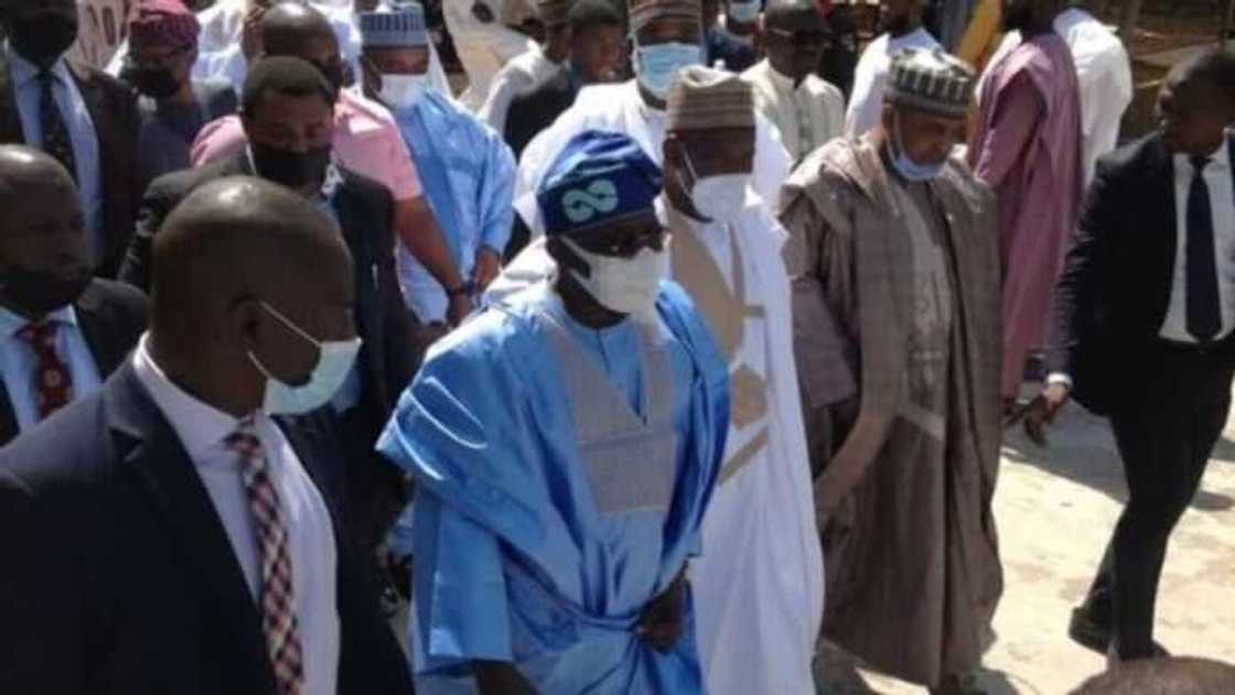 Ganduje ya jagoranci manyan yan siyasa wajen tarbar Tinubu yayin da ya isa Kano don ta’aziyyar Dangote Ganduje ya jagoranci manyan yan siyasa wajen tarbar Tinubu yayin da ya isa Kano don ta’aziyyar Dangote