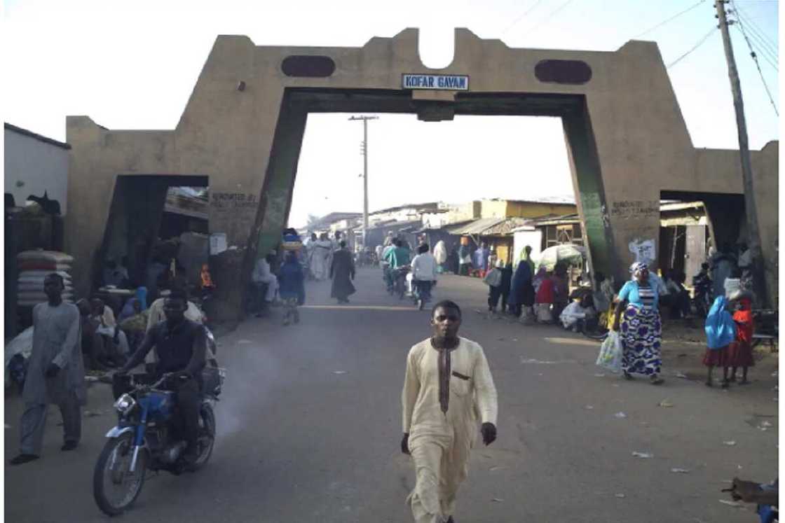 Mutane suna kai da kawowa a Kofar Gayan, Zaria Mutane suna kai da kawowa a Kofar Gayan, Zaria