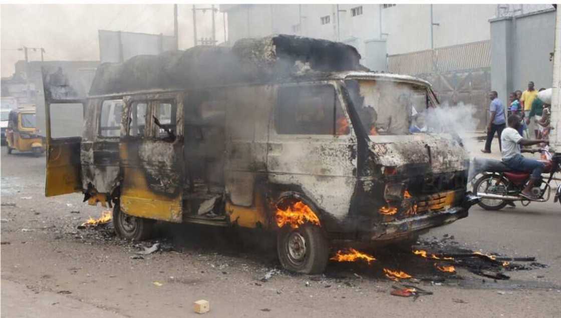 Danyen hukunci: An kone direban motar da ya kashe fasinja a kan N100, hotuna Danyen hukunci: An kone direban motar da ya kashe fasinja a kan N100, hotuna