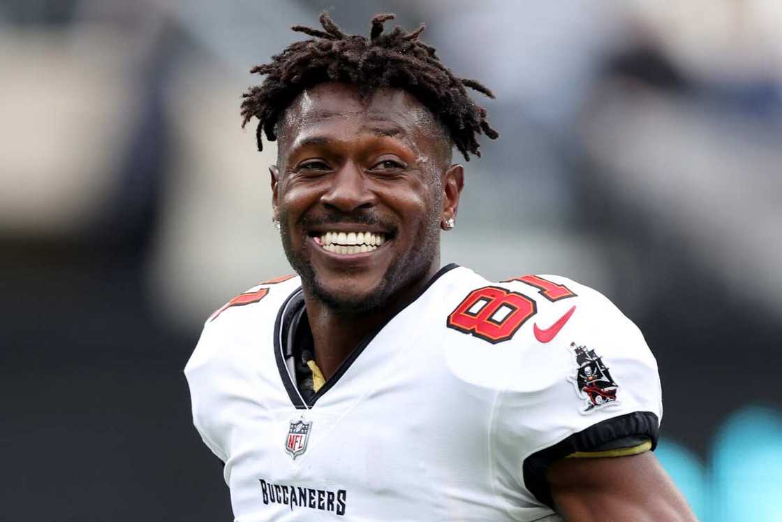 Who is Antonio Brown dating? Who is Antonio Brown dating?