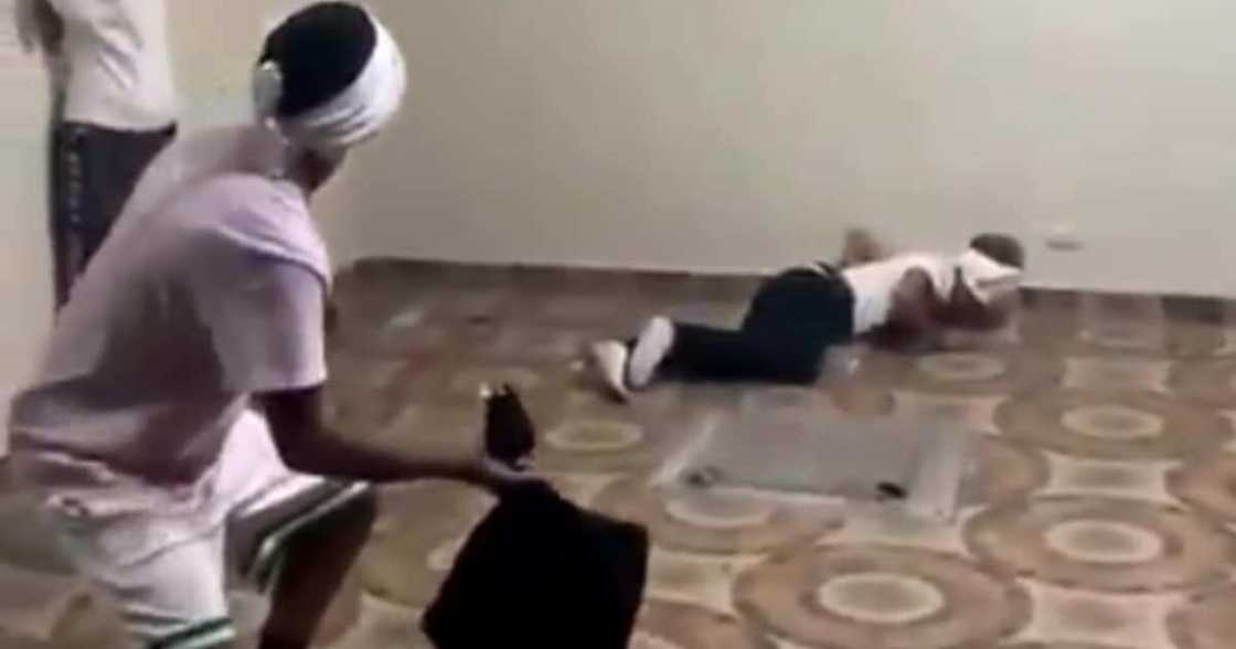 Guys Having Blindfolded Pillow Fight Stirs Hilarious Reactions from SA Guys Having Blindfolded Pillow Fight Stirs Hilarious Reactions from SA