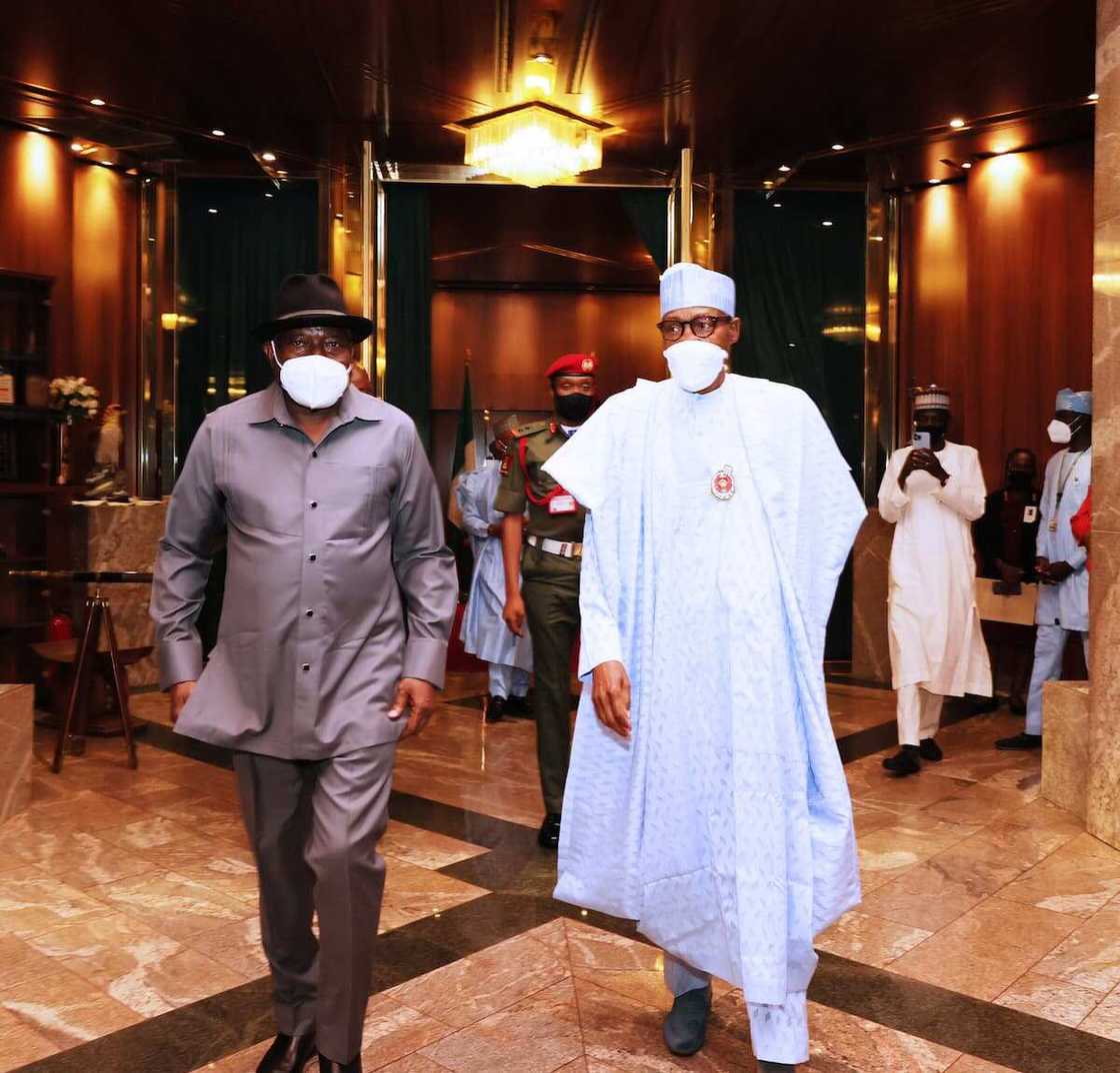 Jonathan ya ziyarci Buhari a Aso Rock, ya yi masa bayani kan rikicin Mali Jonathan ya ziyarci Buhari a Aso Rock, ya yi masa bayani kan rikicin Mali