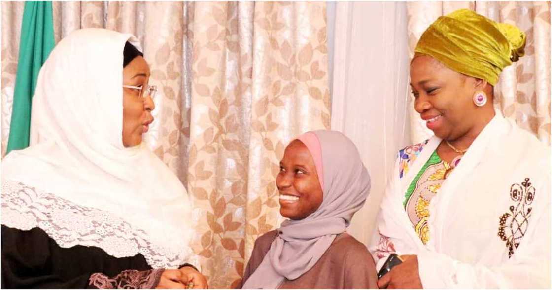 Aisha Buhari ta yi bude baki da Zainab Aliyu da ahlin gidansu a fadar Shugaban kasa (hotuna) Aisha Buhari ta yi bude baki da Zainab Aliyu da ahlin gidansu a fadar Shugaban kasa (hotuna)