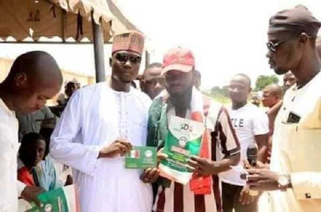 Hotuna: Magoya bayan APC sun ragargza shagunan wasu 'yan kasuwa da suka koma PDP Hotuna: Magoya bayan APC sun ragargza shagunan wasu 'yan kasuwa da suka koma PDP