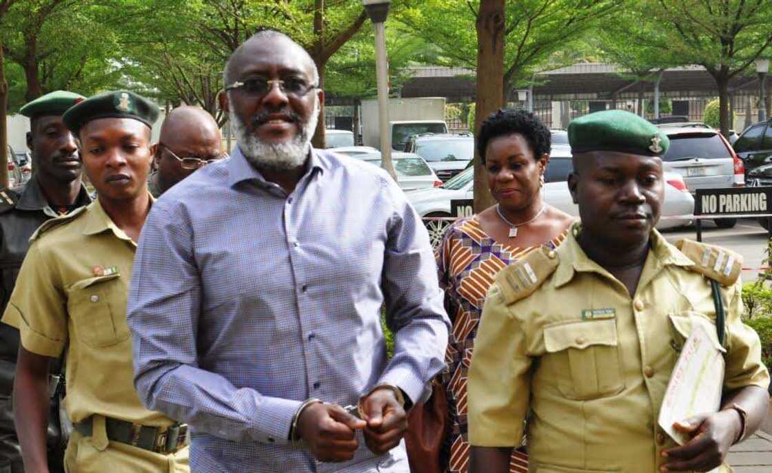 A daure da ankwa a kan kujerar asibiti - Hotunan yadda aka yi shari'ar Metuh cikin shekaru 4 A daure da ankwa a kan kujerar asibiti - Hotunan yadda aka yi shari'ar Metuh cikin shekaru 4