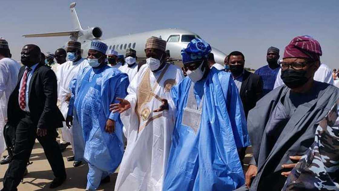 Ganduje ya jagoranci manyan yan siyasa wajen tarbar Tinubu yayin da ya isa Kano don ta’aziyyar Dangote Ganduje ya jagoranci manyan yan siyasa wajen tarbar Tinubu yayin da ya isa Kano don ta’aziyyar Dangote