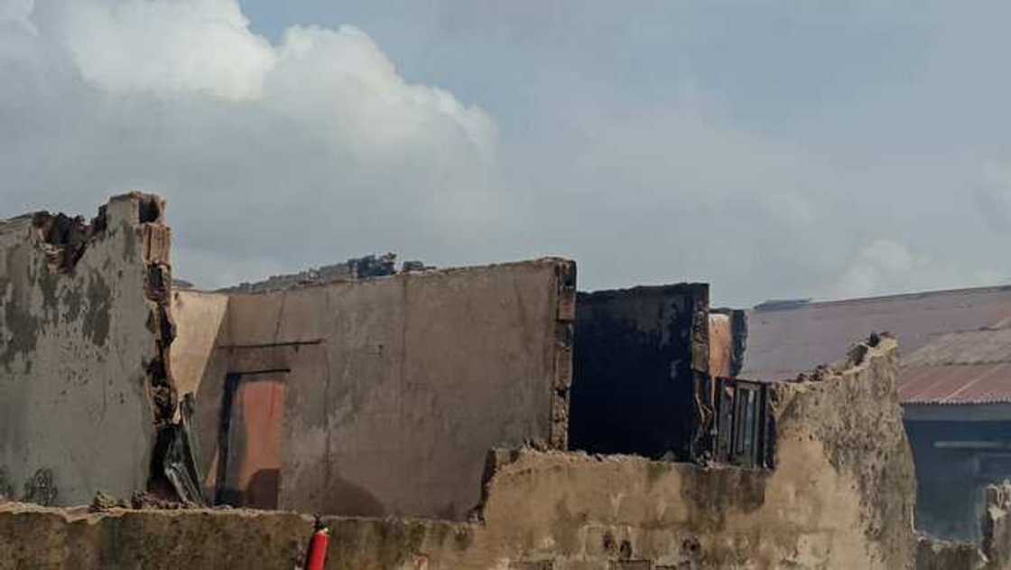 Da duminsa: Gobara ta lashe wani bene a Legas Da duminsa: Gobara ta lashe wani bene a Legas