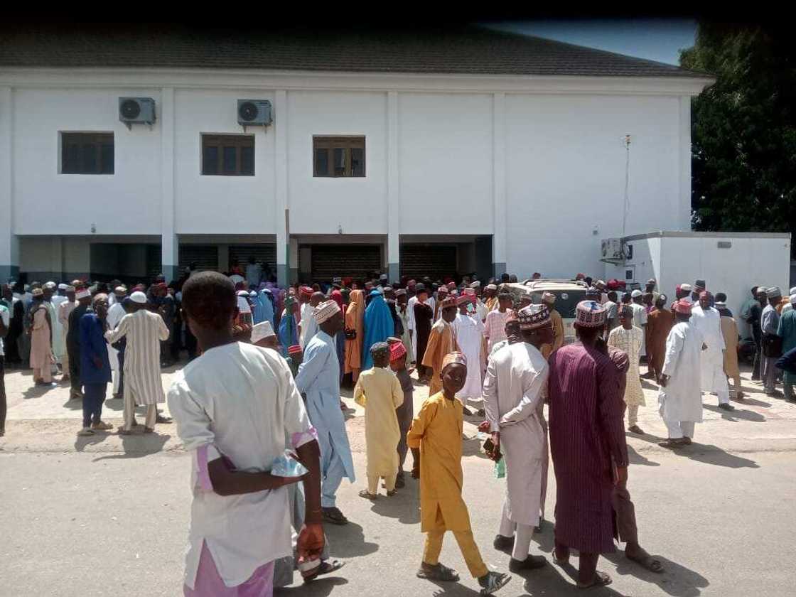 Yadda matasa suka cika maƙil a gidan Kwankwaso. Yadda matasa suka cika maƙil a gidan Kwankwaso.