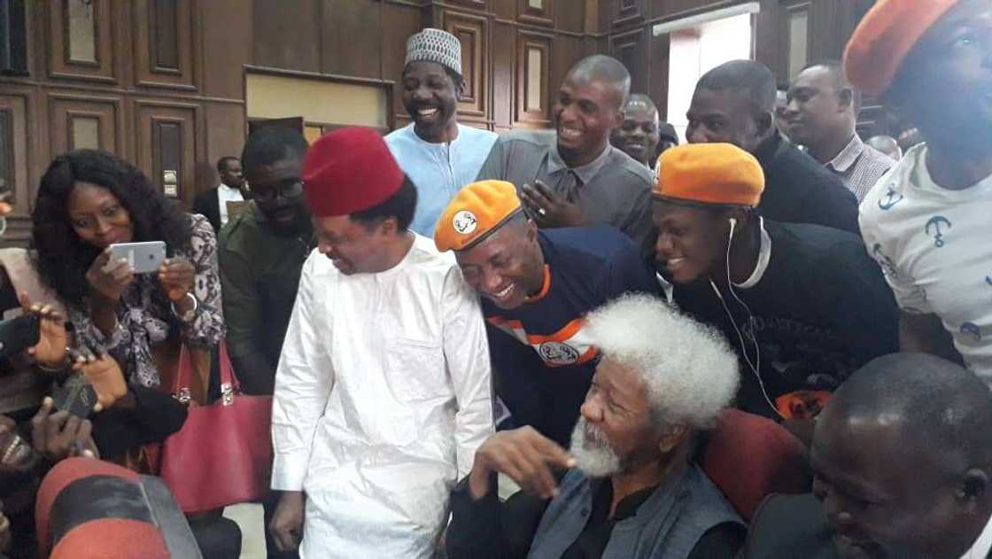 Shehu Sani da Wole Soyinka sun isa kotu don kara ga Sowore (Hotuna) Shehu Sani da Wole Soyinka sun isa kotu don kara ga Sowore (Hotuna)