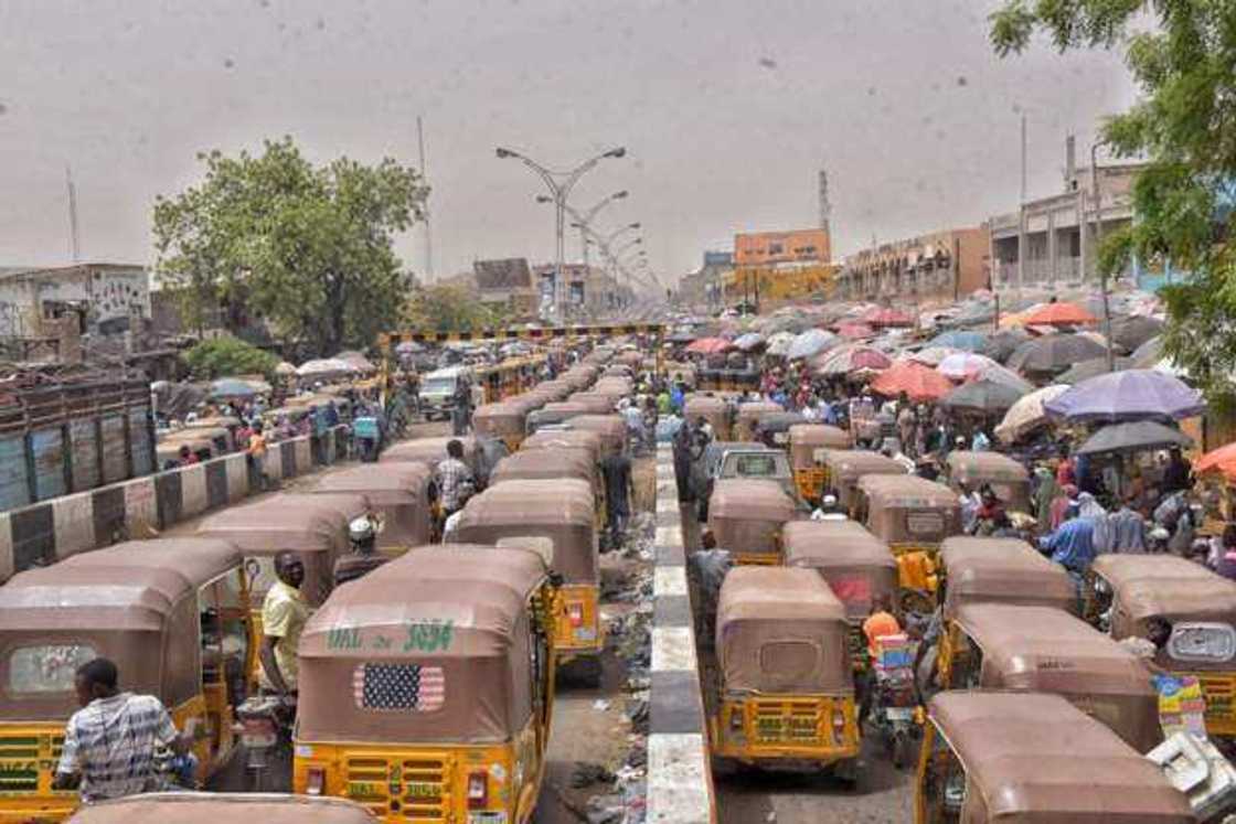 Yadda kasuwannin Kano suka tumbatsa yayin da dokar hana fita ke daf da fara aiki Yadda kasuwannin Kano suka tumbatsa yayin da dokar hana fita ke daf da fara aiki