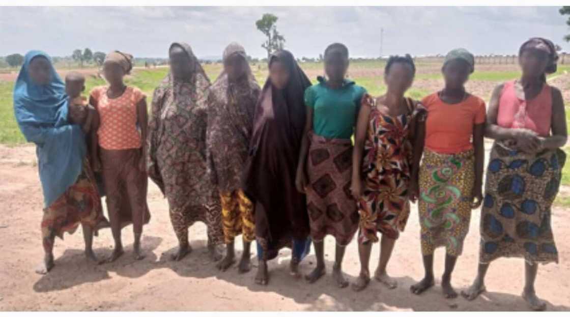 Sojoji sun ceto mutum 24 a hannun 'yan bindiga a jihar Zamfara Sojoji sun ceto mutum 24 a hannun 'yan bindiga a jihar Zamfara