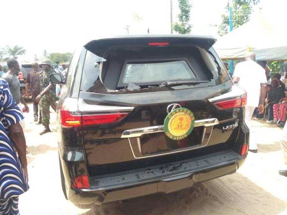 Hope Uzodinma: Angry Imo youths attack governor, damages his car Hope Uzodinma: Angry Imo youths attack governor, damages his car