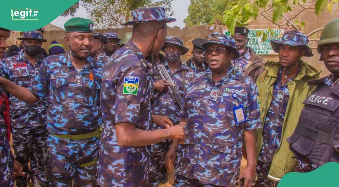 An kwashe gawarwaki zuwa asibiti bayan hatsarin mota An kwashe gawarwaki zuwa asibiti bayan hatsarin mota