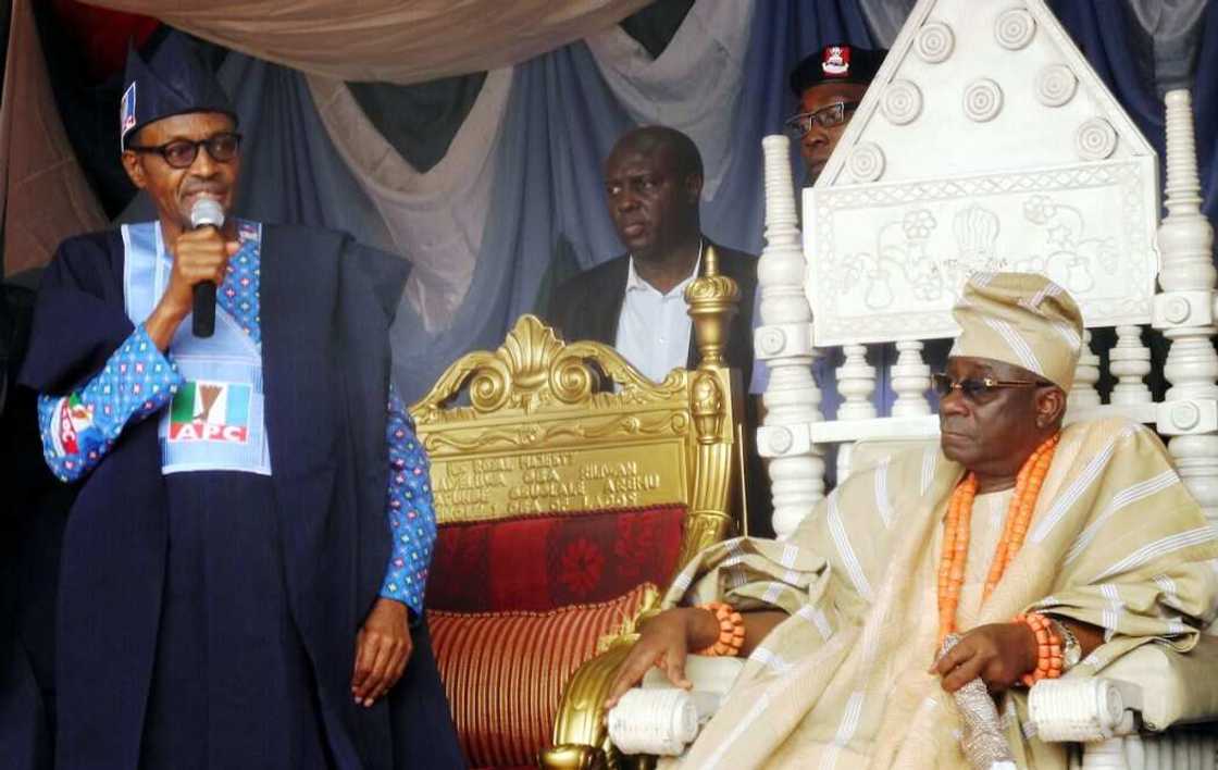 Sarakuna tsamo-tsamo a siyasa, an jiyo wani babban sarki yana kira da ayi Buhari a jiharsa Sarakuna tsamo-tsamo a siyasa, an jiyo wani babban sarki yana kira da ayi Buhari a jiharsa